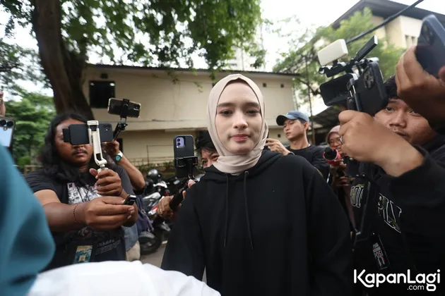 Inara Rusli Bertemu Awak Media