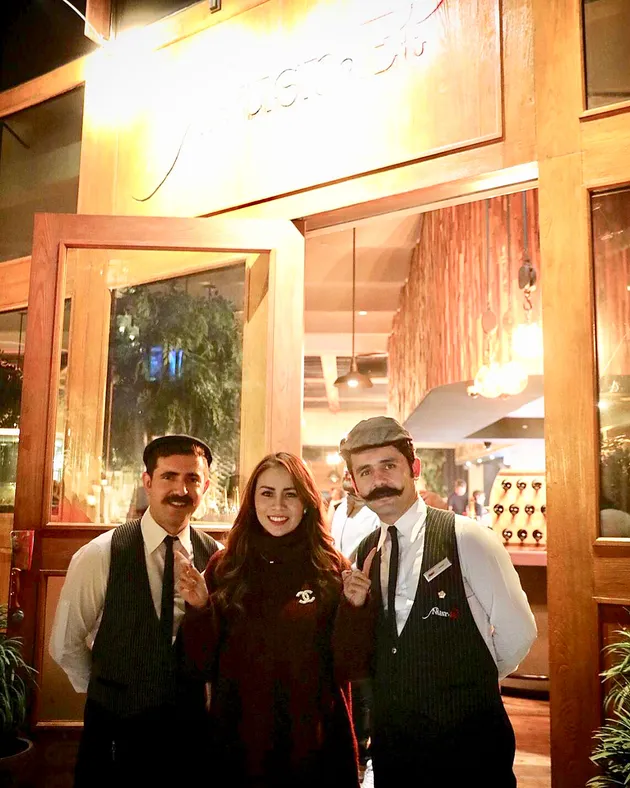 Momo Geisha, Reza