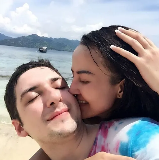 Cynthiara Alona &amp; Pacar Bule Mesra di Gili Trawangan