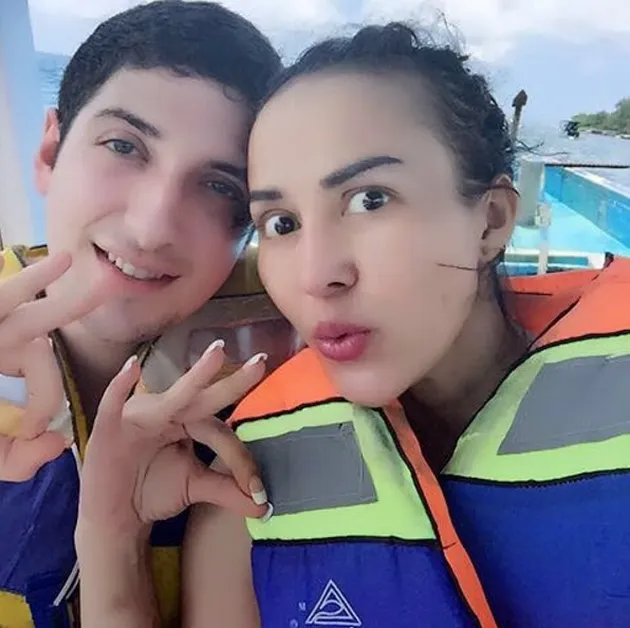 Cynthiara Alona &amp; Pacar Bule Mesra di Gili Trawangan