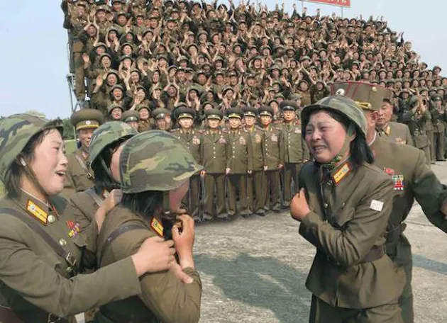 foto meme Kim Jong Un ke markas tentara wanita Korea Utara