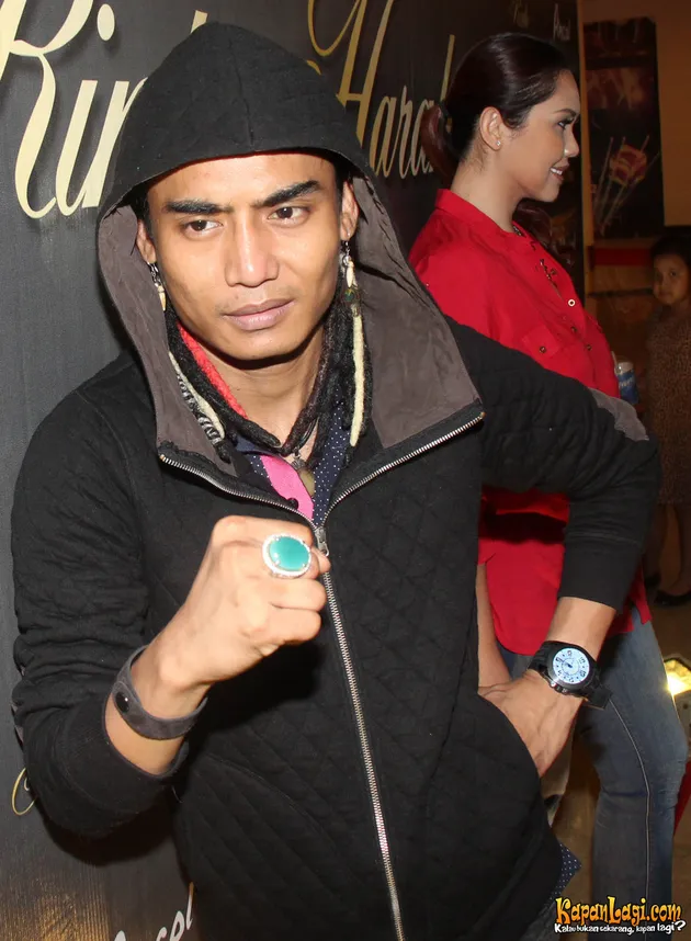 Charly memang bukan penyanyi yang besar karena lagu-lagu ciptaan mendiang Rinto Harahap.