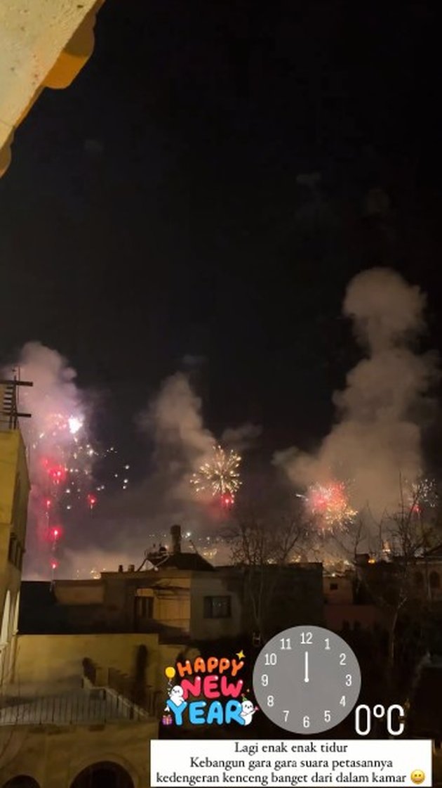 Awakened by the Sound of Fireworks, 8 Photos of Via Vallen and Her Husband Chevra Yolandi Spending New Year in Turkey