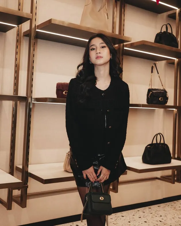 Keisya Levronka foto bareng tas