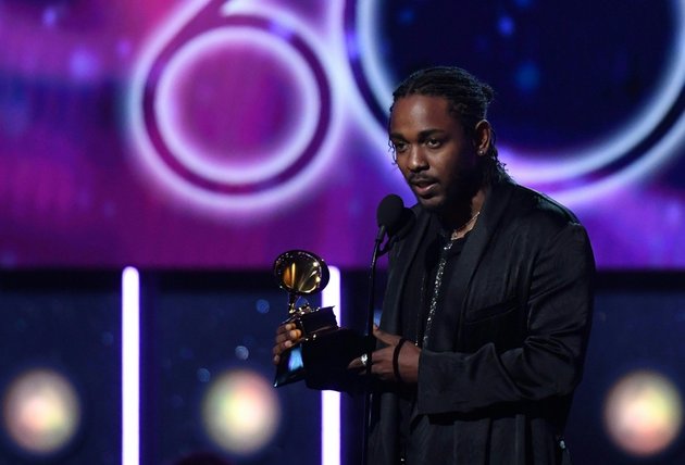 Kendrick Lamar juga menjadi sorotan di acara ini. Selain karena menjadi pembuka acara, Kendrick juga berhasil menyabet 4 penghargaan.