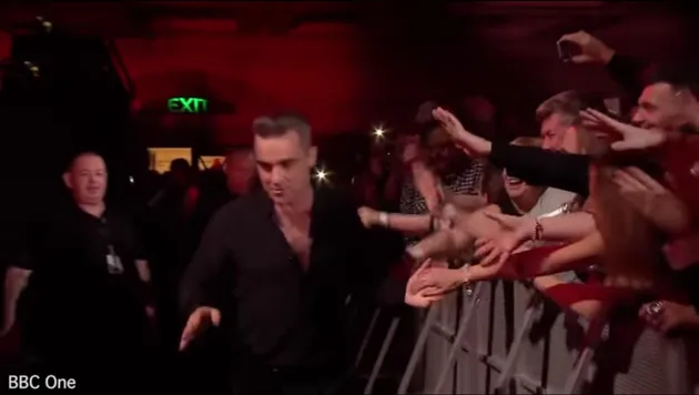Kejadian Robbie Williams Pakai Hand Sanitizer Setelah Pegang Fans