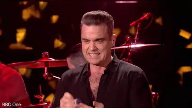 Kejadian Robbie Williams Pakai Hand Sanitizer Setelah Pegang Fans