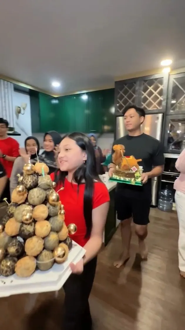 Arsy dan Azriel bawa kue ulang tahun buat Anang