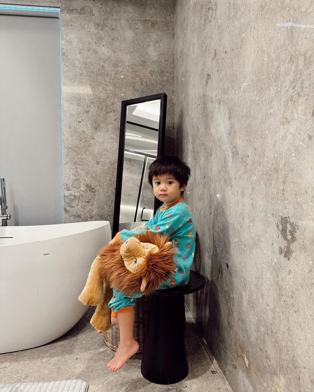 Too Bucin, Athar Always Follows Citra Kirana to the Toilet Every Morning - Has His Own Spot in a Spacious and Luxurious Bathroom