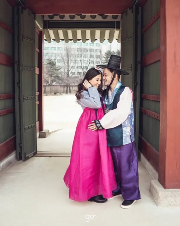 Ruben Onsu - Sarwendah ke Korea pakai hanbok