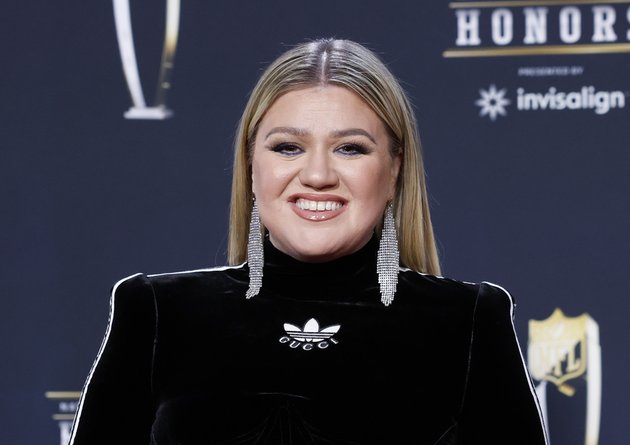 Kelly Clarkson Sheds Tears Remembering Being Hospitalized During Her 2 Pregnancies