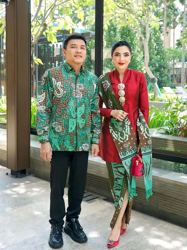 Ashanty dan Anang kompak pakai batik sama