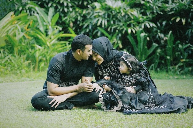 Tak mau melewatkan momen Idul Fitri yang begitu spesial, Ali Syakieb dan Margin Wieheerm kemudian mengabadikan kebersamaan mereka dalam sebuah sesi pemotretan.