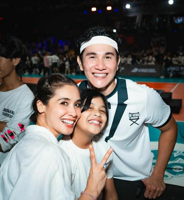Idol Family! Here are 8 Photos of Vino G Bastian Getting Support from Beloved Wife and Children During the 'Even Volleyball' Match