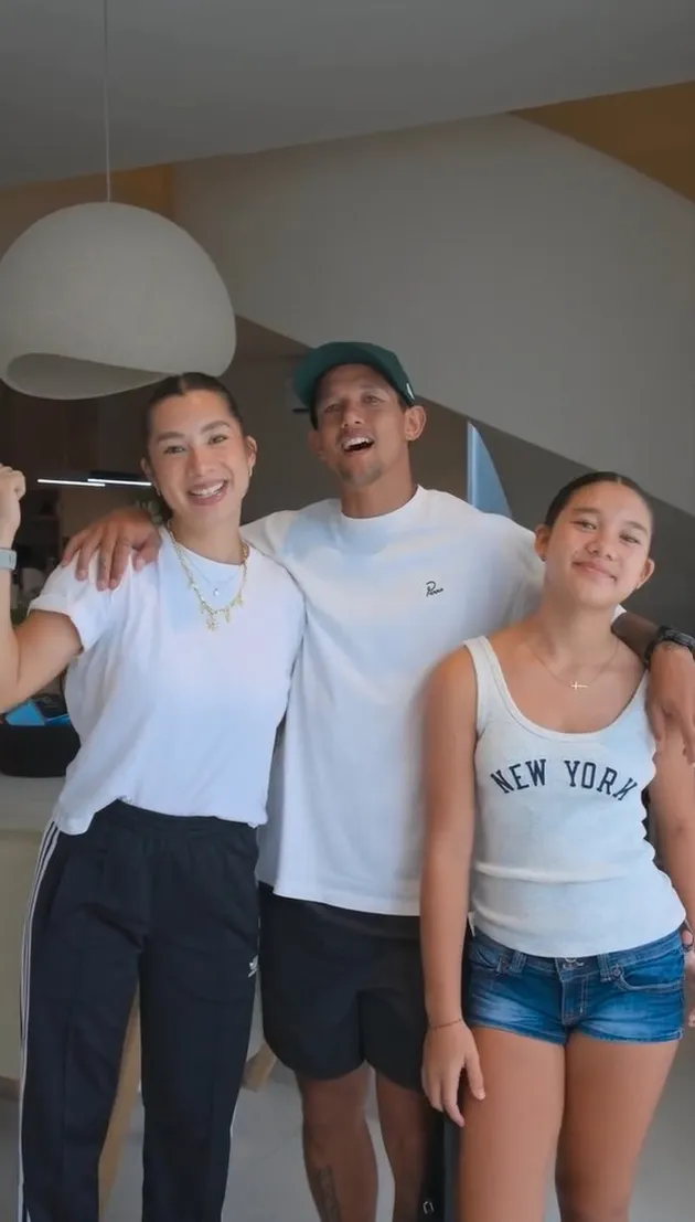 keluarga Bachdim kompak pakai baju putih