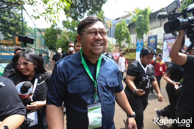 Bedu tersenyum ke wartawan