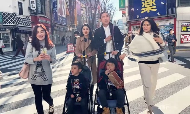 Visual Family, Portrait of Sandra Dewi and Family Traveling to Japan Like Filming a Drama