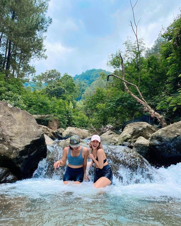 Back to Nature, 9 Pictures of Bunga Citra Lestari and Noah's Vacation on the Weekend - Fun Painting Landscapes to Bathing in the River with Dena Rachman