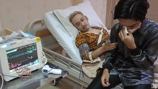 Ruben Onsu kembali opname di rumah sakit. Ia tampak terbaring lemah di ranjang. Selain itu, di hidungnya terpasang selang oksigen.