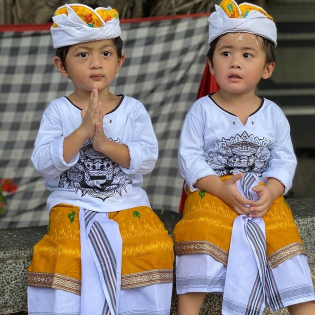Twins But Different Faces, 8 Portraits of Magha and Degha, Kadek Devi's Children That Rarely Get Attention - Equally Handsome