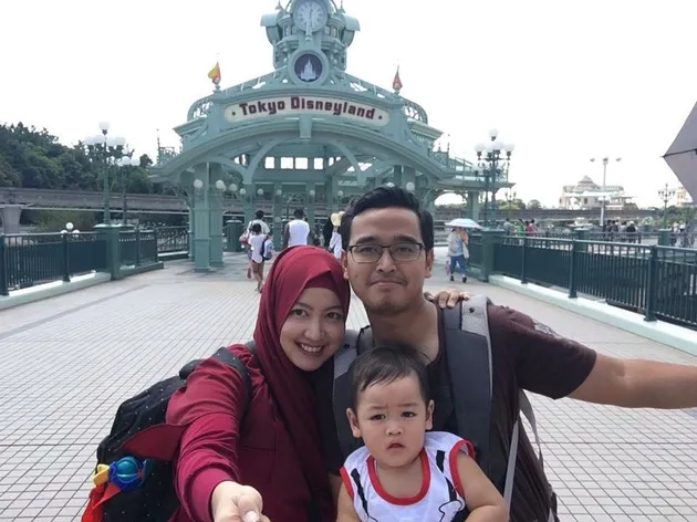 Maissy Pramaisshela dan Rifky selfie di taman hiburan