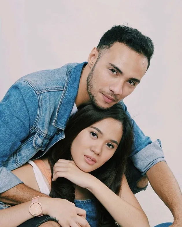 Kalian mungkin sudah kenal dengan SHeryl. Namun pemeran Galih, Refal Hady adalah seorang aktor yang cukup baru di dunia hiburan Tanah Air.