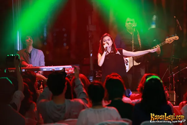Kenakan Black Dress, Eva Celia Tampil Elegan Bak Sang Ibunda!