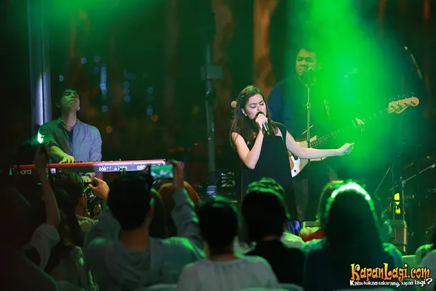 Kenakan Black Dress, Eva Celia Tampil Elegan Bak Sang Ibunda!