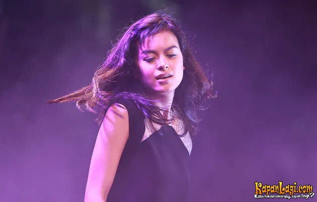 Kenakan Black Dress, Eva Celia Tampil Elegan Bak Sang Ibunda!