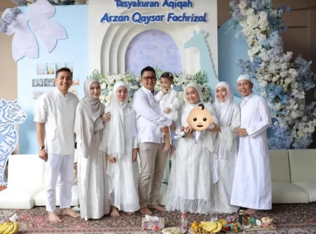 Ayu Ting Ting foto bareng Kevin dan keluarga