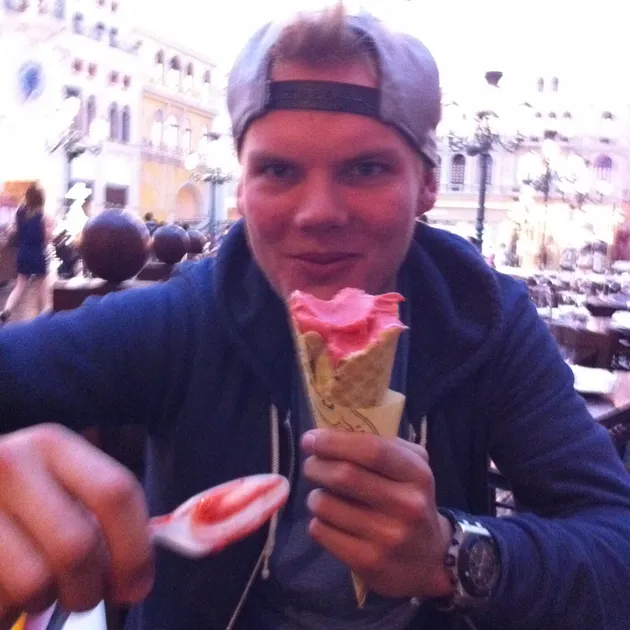 Yang pertama ada foto Avicii yang dipotret seorang diri. Dimana pada foto tersebut terlihat Avicii yang menyuapkan sesendok gelato strawberry untuk sang kekasih, Emily.