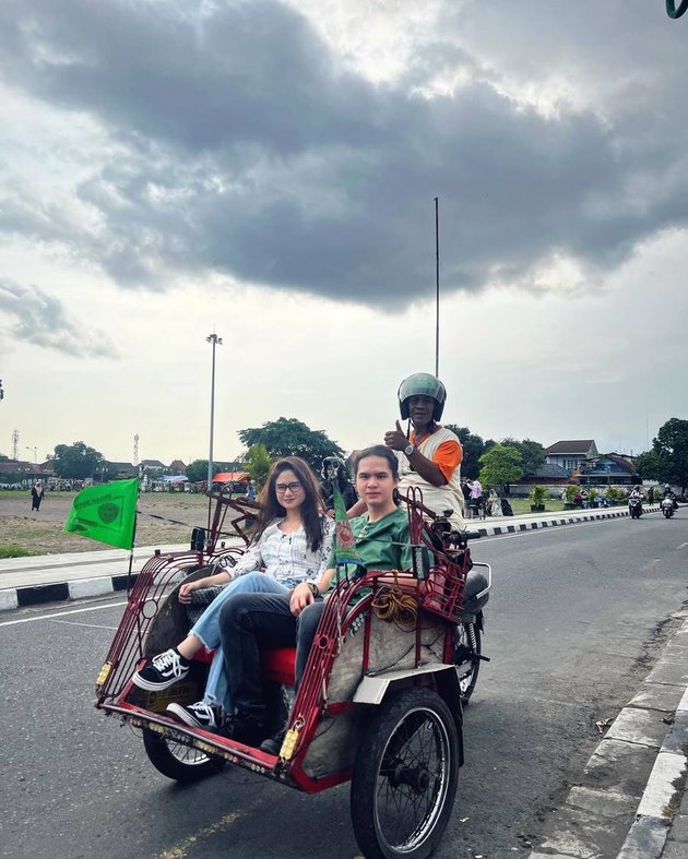 Romantic Date, 8 Pictures of Tissa Biani & Dul Jaelani Riding a Motorized Pedicab around Jogja