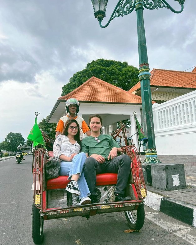 Romantic Date, 8 Pictures of Tissa Biani & Dul Jaelani Riding a Motorized Pedicab around Jogja