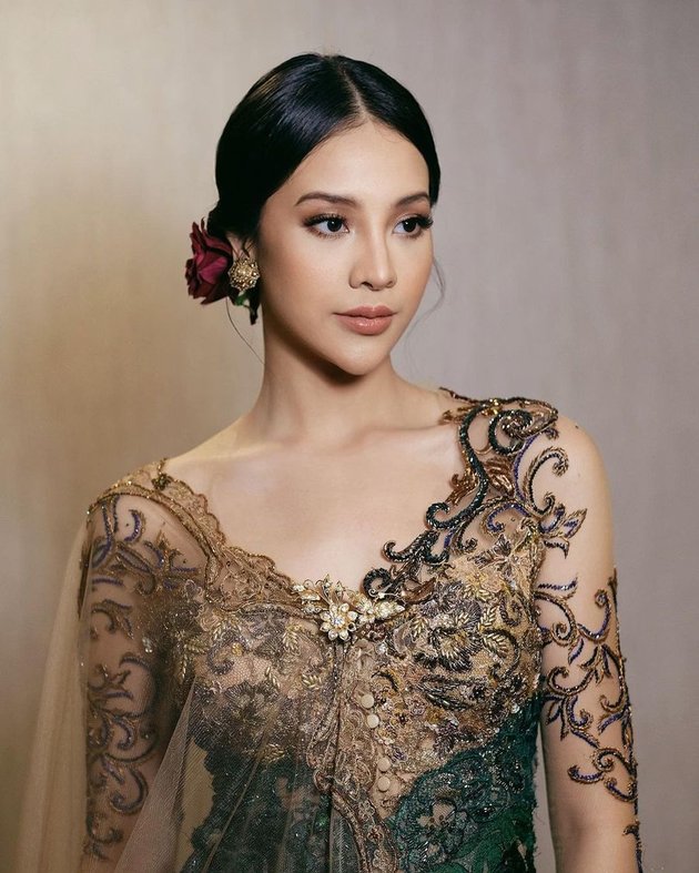 Frequently Dressing Sexy, 8 Pictures of Graceful Anya Geraldine in Various Kebayas