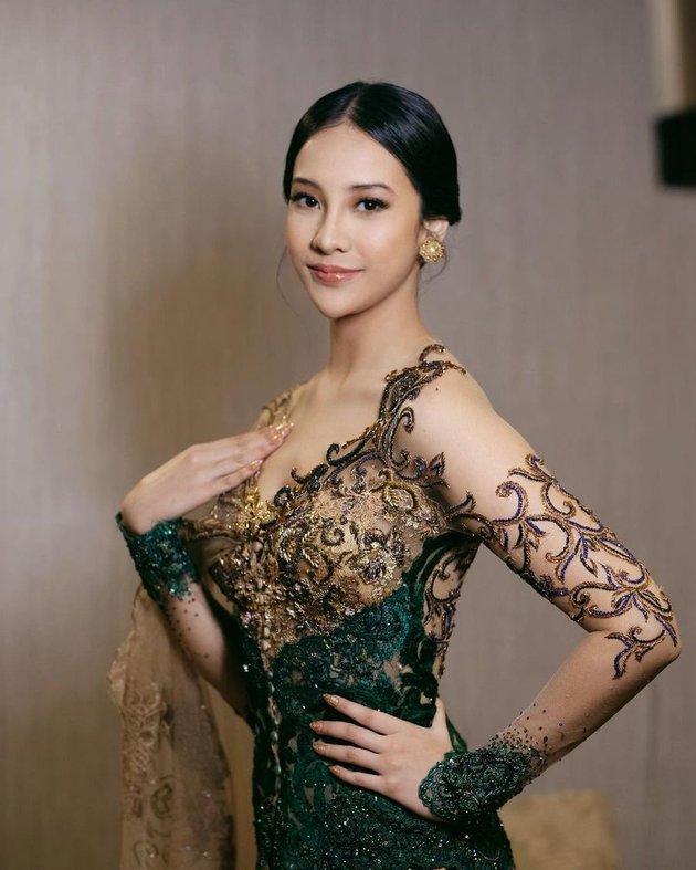 Frequently Dressing Sexy, 8 Pictures of Graceful Anya Geraldine in Various Kebayas