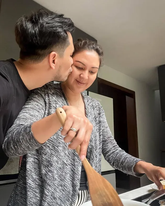 Donna Darius Mesra Sarapan Masak Dicium