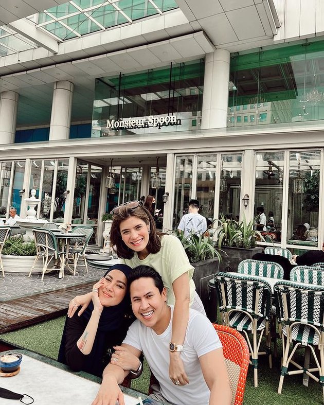 Often Mistaken for Husband and Wife, Here are 8 Pictures of Carissa Putri and Fajar Putra's Closeness - Close Cousins who have been Close Since Childhood and Were Once Separated by 2 Countries