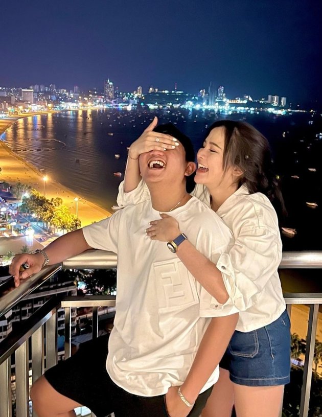 Frequently in the Spotlight, 8 Photos of Denny Caknan Showcasing Romance in a Photoshoot with His Wife