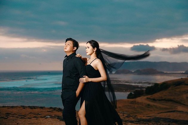 Frequently in the Spotlight, 8 Photos of Denny Caknan Showcasing Romance in a Photoshoot with His Wife