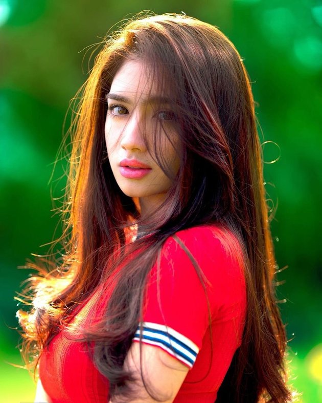 Often Making Netizens Lose Focus, Take a Look at 9 Beautiful Photos of Angel Karamoy with Seductive Sharp Gaze