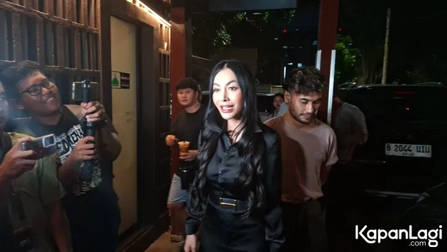 Denada menghabiskan banyak waktu untuk menangis.