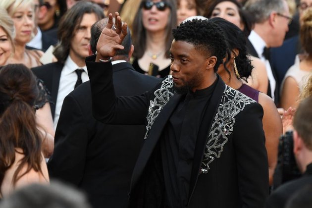 Yang Mulia T'Challa hadir dalam perhelatan Oscar 2018! Chadwick Boseman malah menggunakan baju yang mirip dengan yang dipakai dalam film BLACK PANTHER.