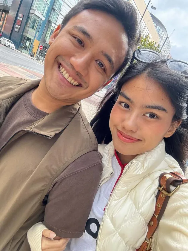 Namira Adjani Temani Suami Nonton MU
