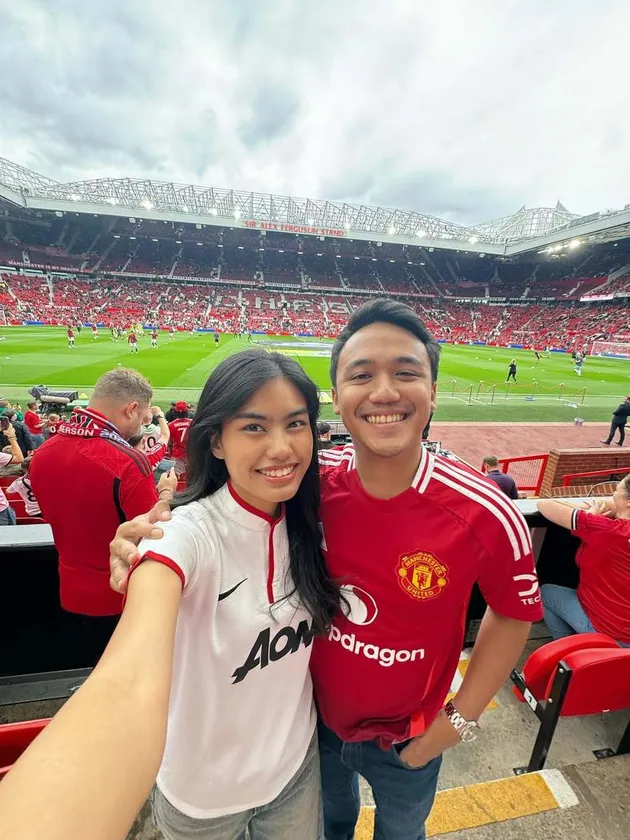 Namira Adjani Temani Suami Nonton MU