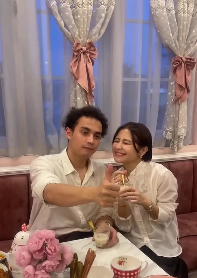 Prilly Latuconsina dan Omara Esteghlal Pakai Baju Serasi