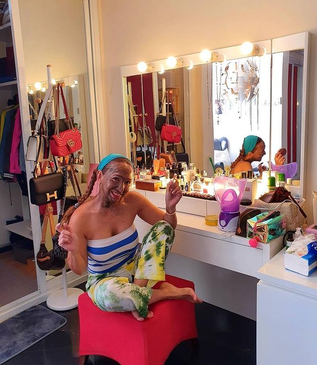 Kiki Fatmala's Busy Life at the Age of 51, Washing Cars and Taking Baths with Her Nephew