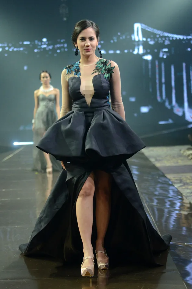 KETIKA DADA PEVITA PEARCE MENGINTIP DARI BALIK DRESS TRANSPARAN