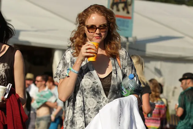 Model dan aktris Lily Cole pun hadir untuk menikmati suasana festival. Namun ia tak berusaha menyapa para awak media.