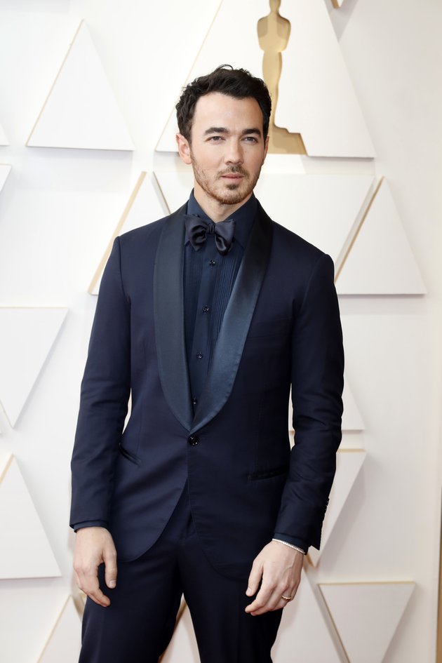 8 Portraits of Kevin Jonas Revealing Himself Undergoing Minor Surgery to Remove Skin Cancer from the Front of His Head