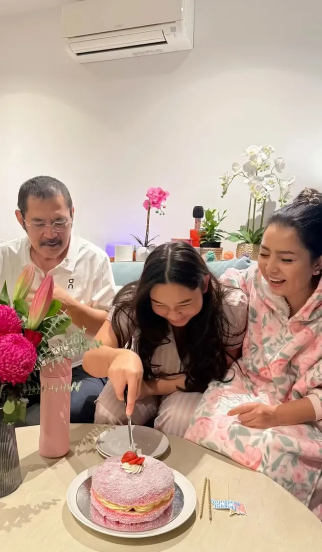 Khirani Trihatmodjo memotong kue ultah
